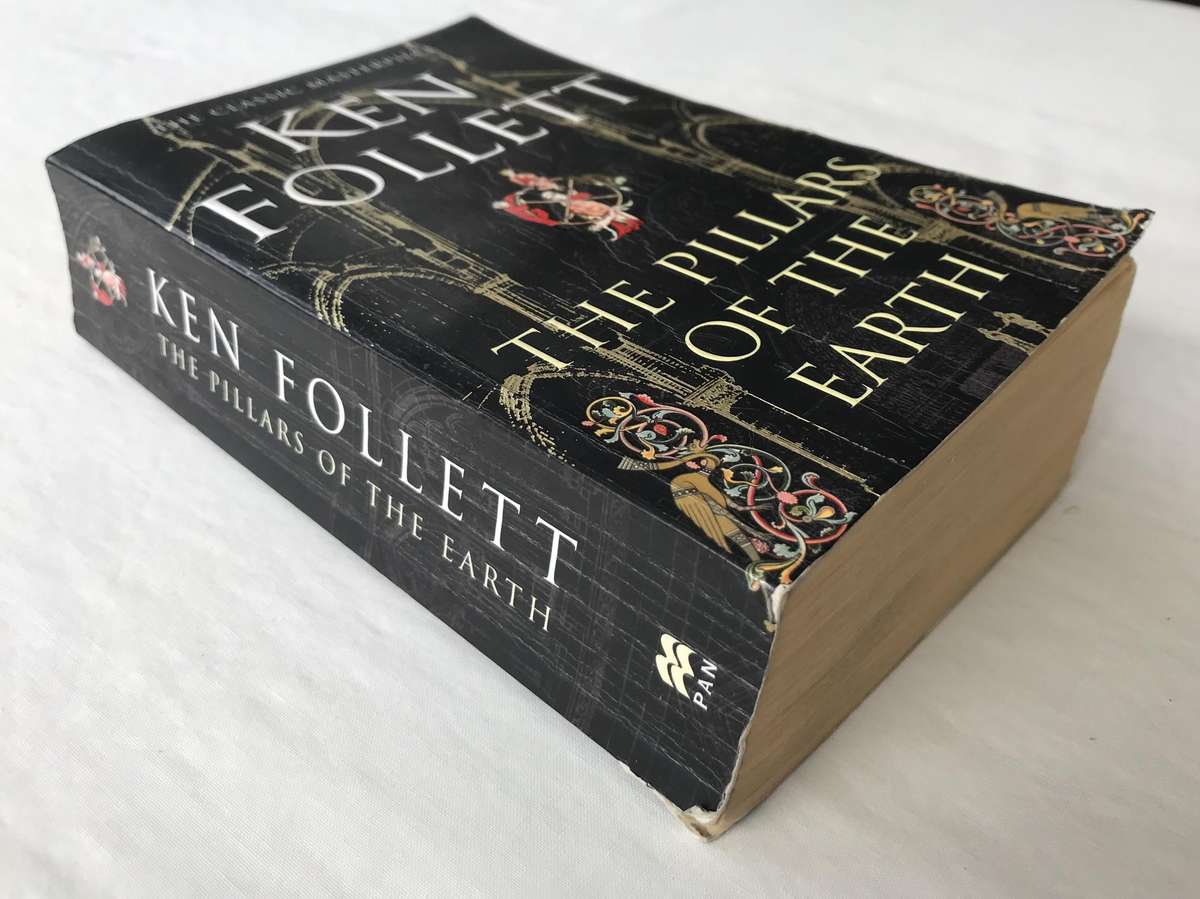 The Pillars of the Earth (Kingsbridge #1) by Ken Follett [Paperback: Good]