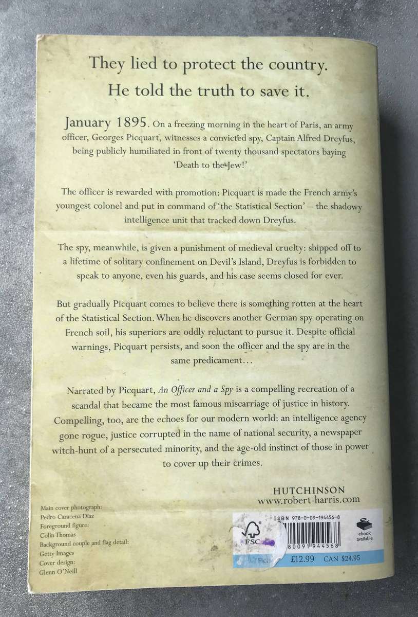 An Officer and a Spy by Robert Harris [Large Paperback: Average]