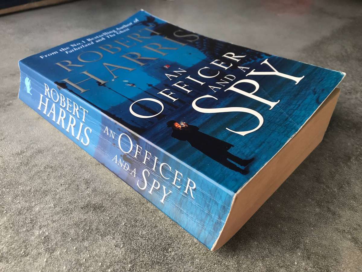 An Officer and a Spy by Robert Harris [Large Paperback: Average]