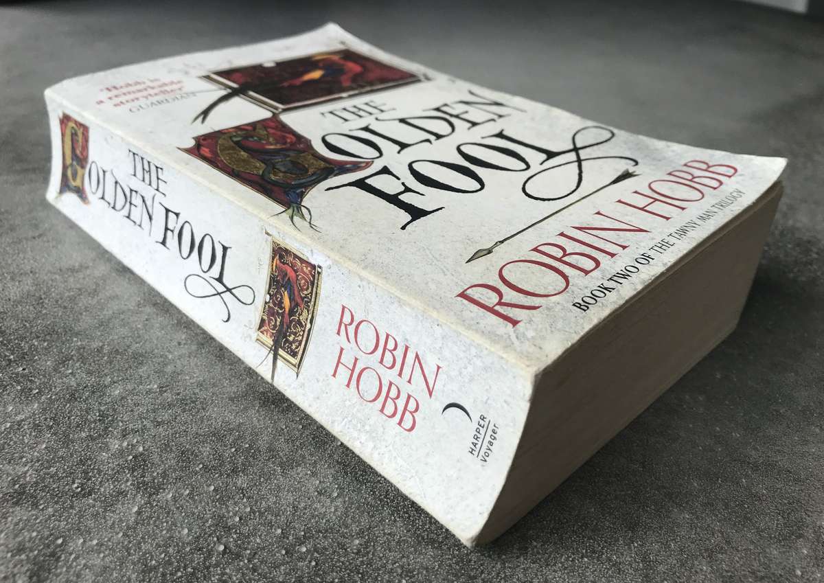 The Golden Fool (The Tawny Man #2) by Robin Hobb [Paperback: Very Good]