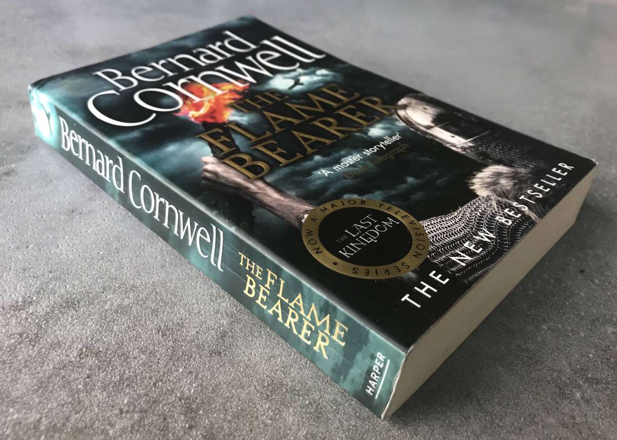 The Flame Bearer (Last Kingdom #10) by Bernard Cornwell [Paperback: Very Good]