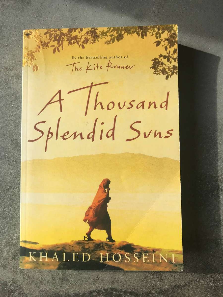 A Thousand Splendid Suns by Khaled Hosseini [Large Paperback: Very Good]