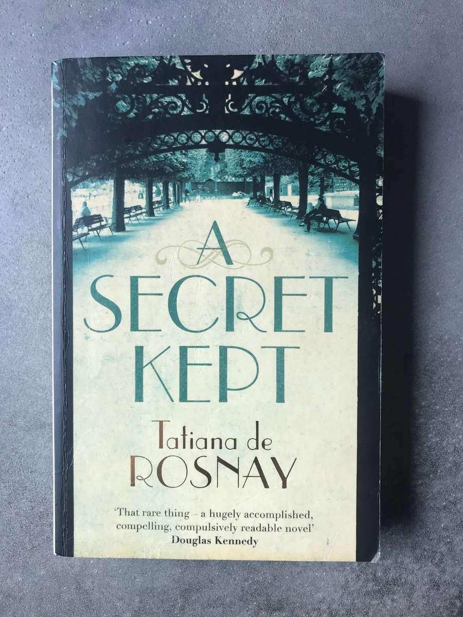 A Secret Kept by Tatiana de Rosnay [Paperback: Good]