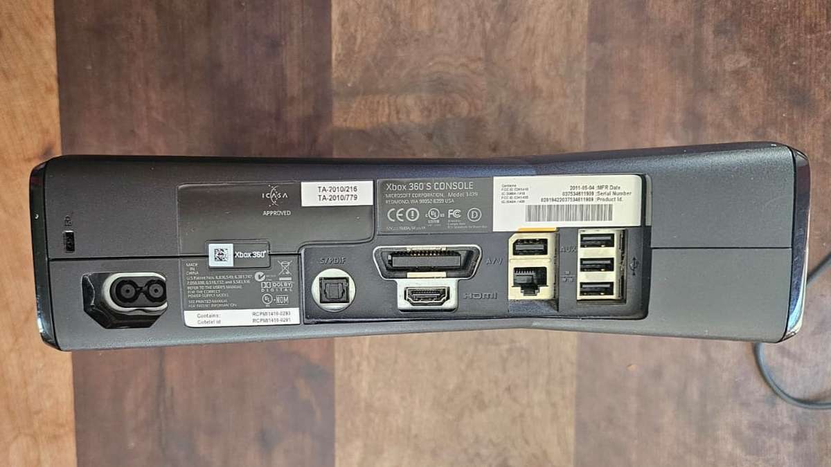 XBox 360 S Console incl. spare ext. drive slot