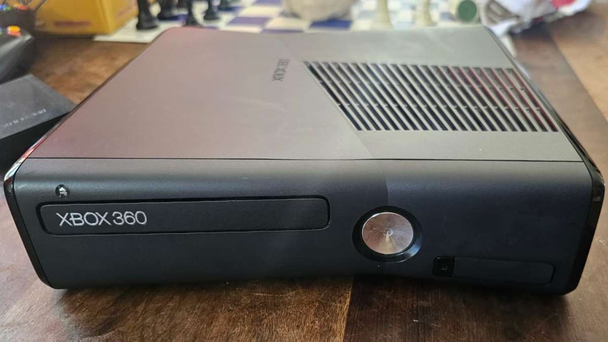 XBox 360 S Console incl. spare ext. drive slot