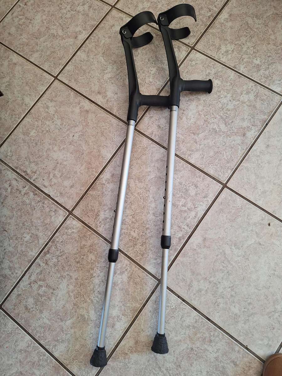 Medical adjustable crutches
