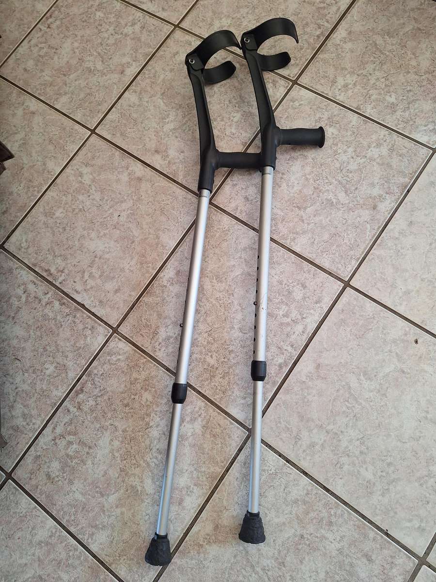 Medical adjustable crutches
