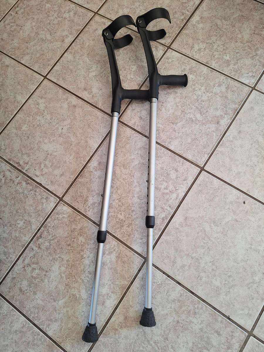 Medical adjustable crutches