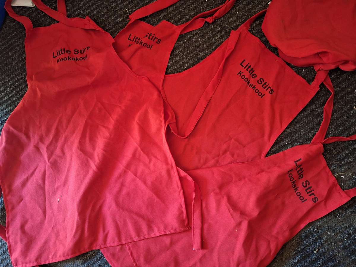 4 x Aprons with chefs hat Combo
