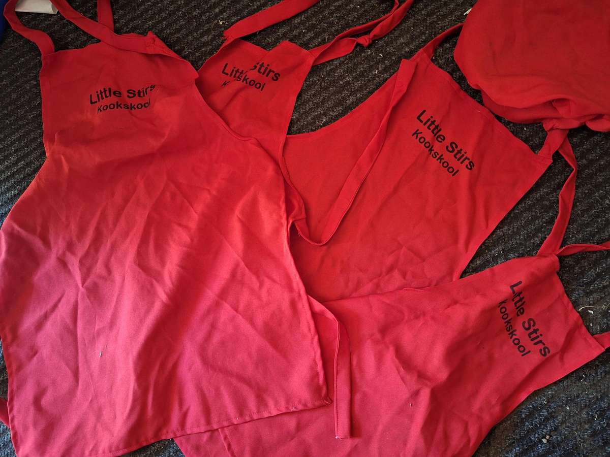 4 x Aprons with chefs hat Combo