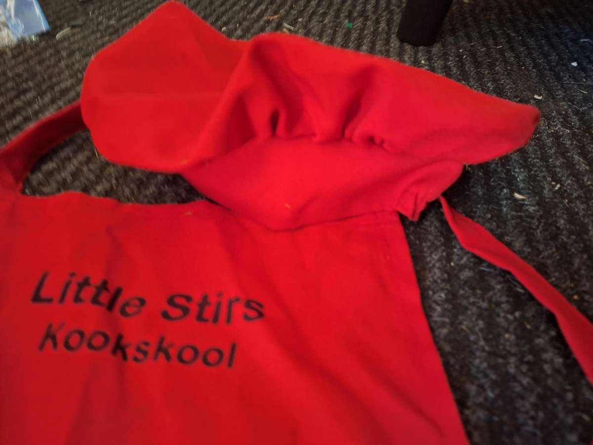 4 x Aprons with chefs hat Combo