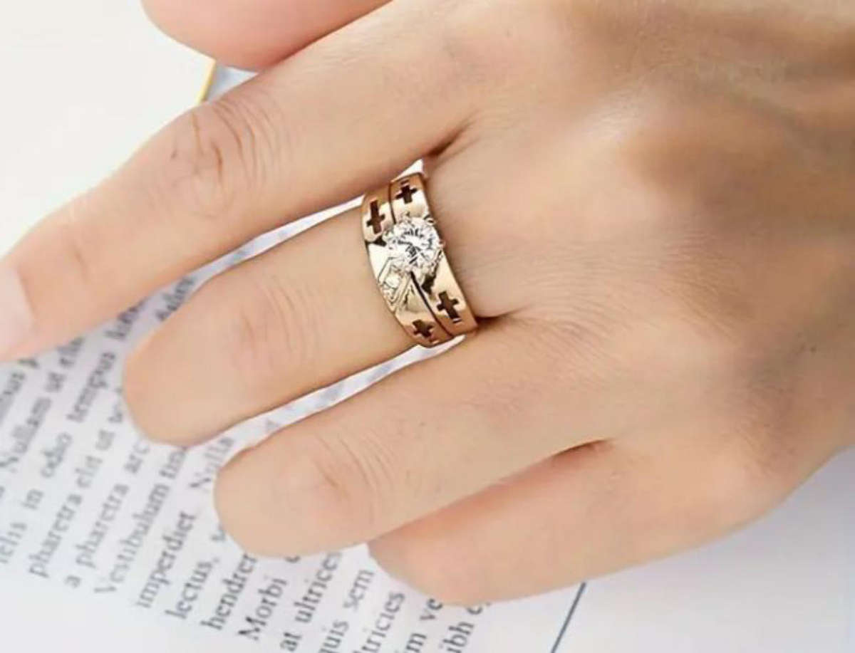 Woman's wedding ring set