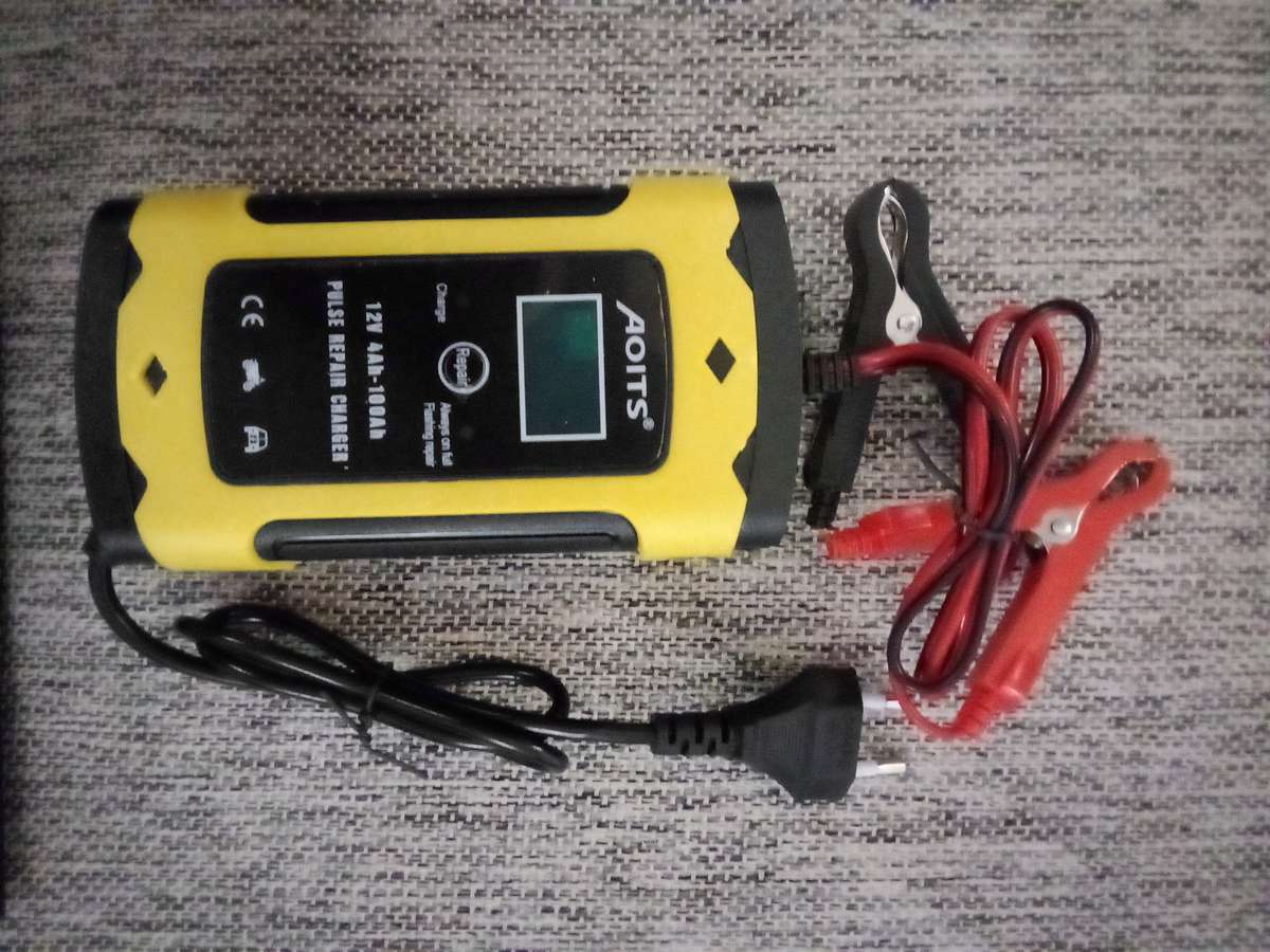 Led acid battery charger