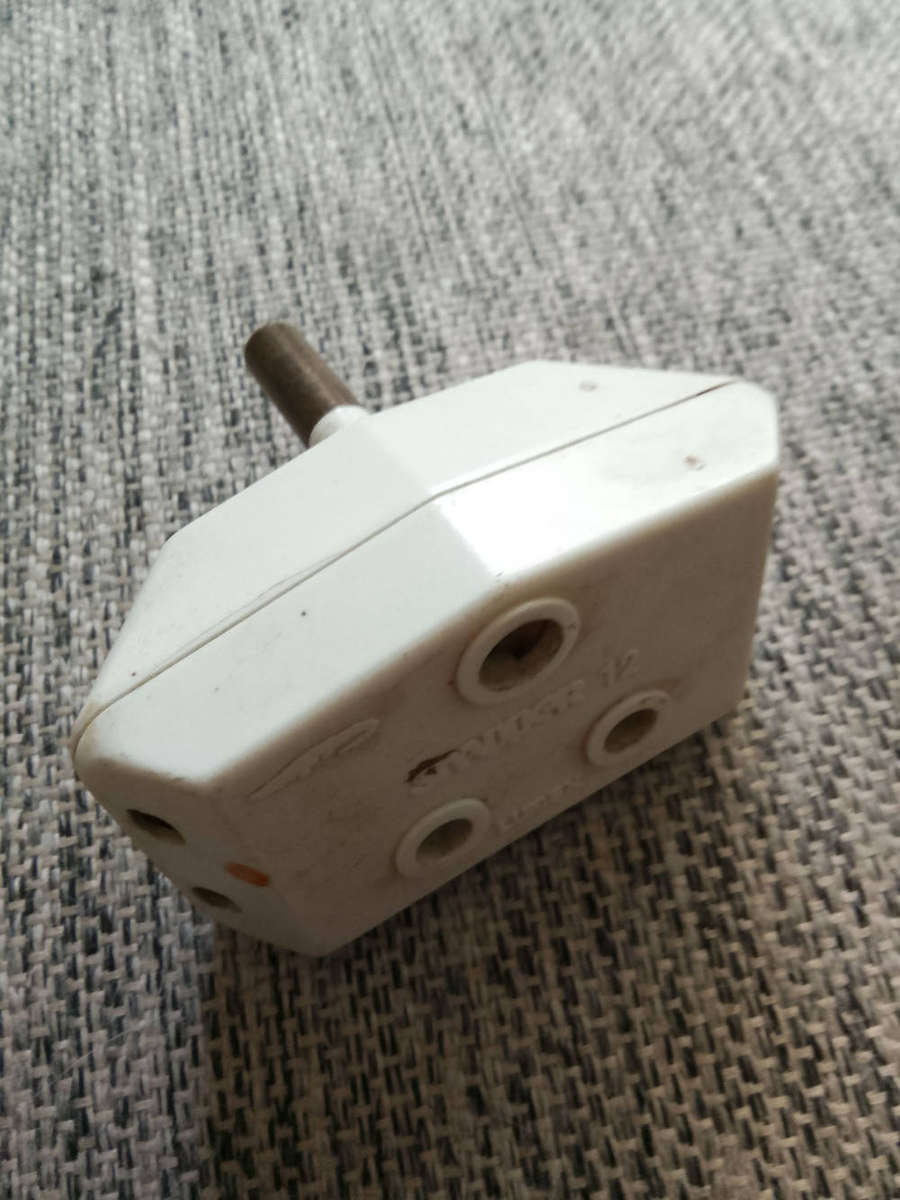 ADAPTOR PLUG LOT
