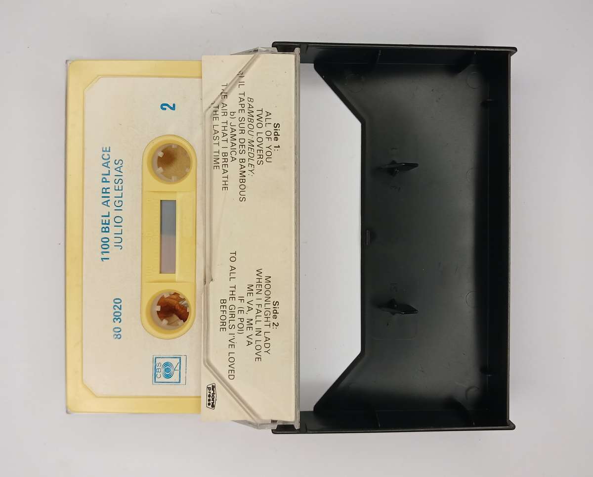 Julio Iglasias - 1100 Bell Air Place Cassette