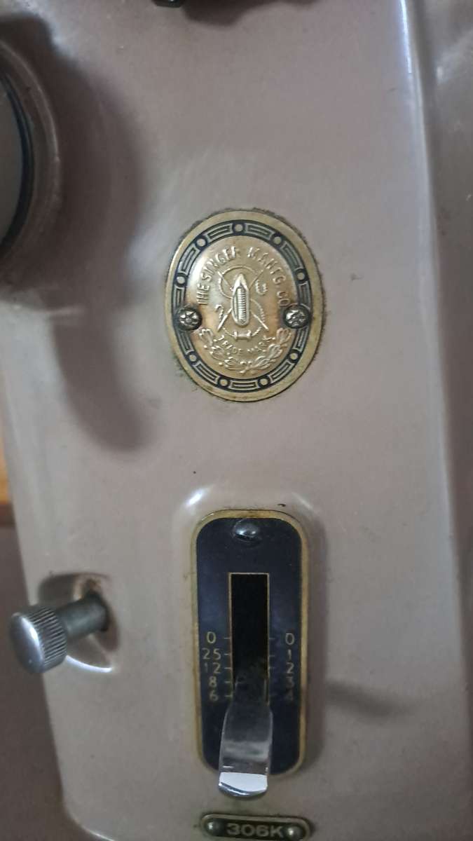 VINTAGE SINGER AUTOMATICE SEWING MACHINE