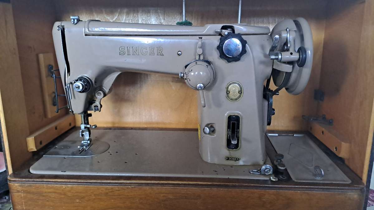 VINTAGE SINGER AUTOMATICE SEWING MACHINE