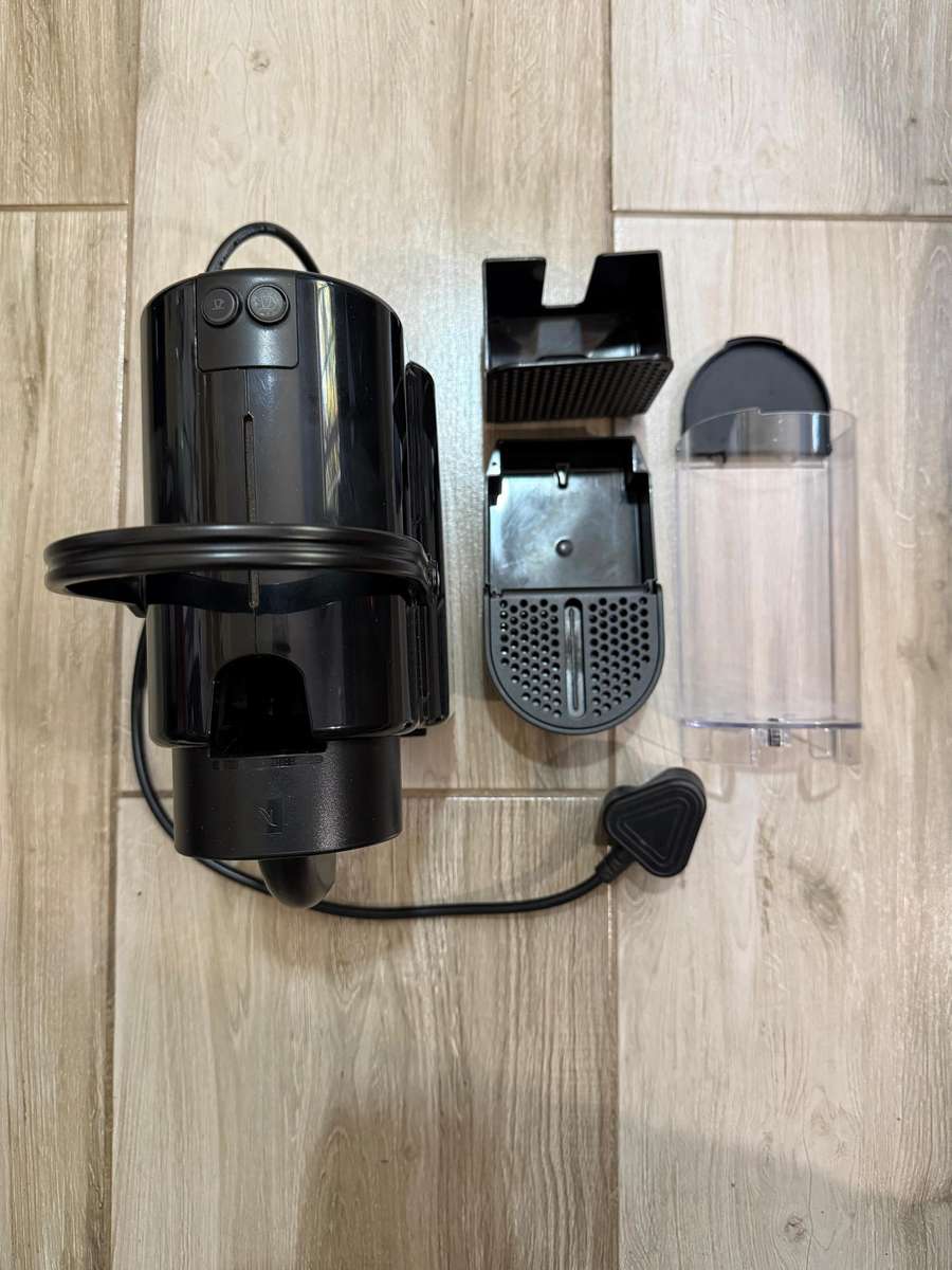 Nespresso Inissia Coffee Machine  Black (Great Condition)