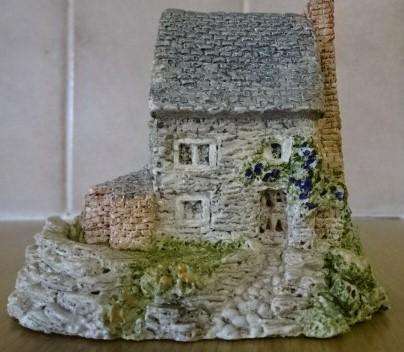 COLLECTIBLE COTTAGE, LIKELY FROM THE LILLIPUT LANE, CAMELOT COLLECTION EAST SUSSEX U K