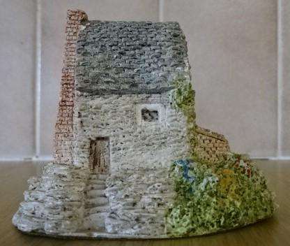 COLLECTIBLE COTTAGE, LIKELY FROM THE LILLIPUT LANE, CAMELOT COLLECTION EAST SUSSEX U K