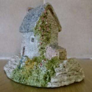 COLLECTIBLE COTTAGE, LIKELY FROM THE LILLIPUT LANE, CAMELOT COLLECTION EAST SUSSEX U K