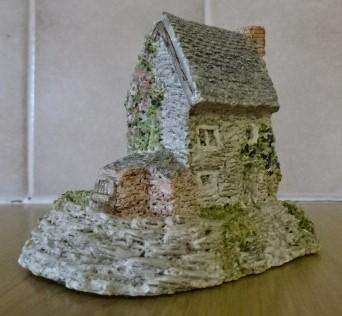 COLLECTIBLE COTTAGE, LIKELY FROM THE LILLIPUT LANE, CAMELOT COLLECTION EAST SUSSEX U K