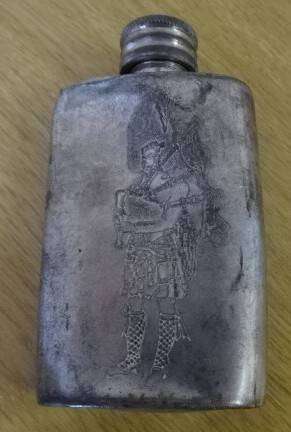 ANTIQUE /OLD PEWTER HIP FLASK BAGPIPE PLAYER MIGHT BE SCOTTISH (HEIGHT 8,5 CM X 5 CM - 1798)