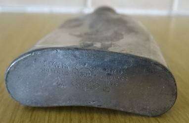 ANTIQUE /OLD PEWTER HIP FLASK BAGPIPE PLAYER MIGHT BE SCOTTISH (HEIGHT 8,5 CM X 5 CM - 1798)