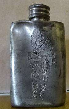 ANTIQUE /OLD PEWTER HIP FLASK BAGPIPE PLAYER MIGHT BE SCOTTISH (HEIGHT 8,5 CM X 5 CM - 1798)