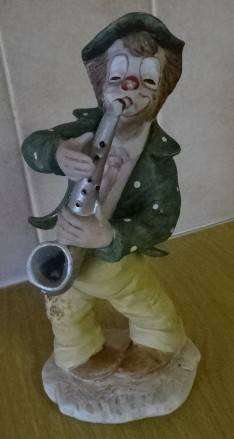 CERAMIC / PORCELAIN FIGURINE OF A HOBO CLOWN PLAYING SAXOPHONE  (+- 1984)