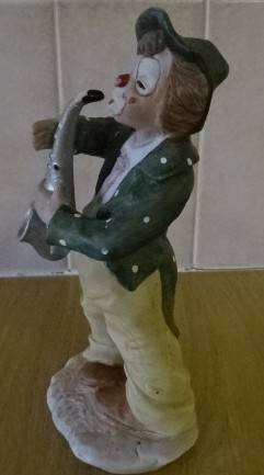 CERAMIC / PORCELAIN FIGURINE OF A HOBO CLOWN PLAYING SAXOPHONE  (+- 1984)