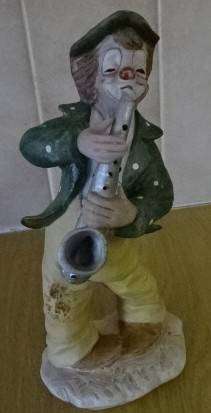 CERAMIC / PORCELAIN FIGURINE OF A HOBO CLOWN PLAYING SAXOPHONE  (+- 1984)