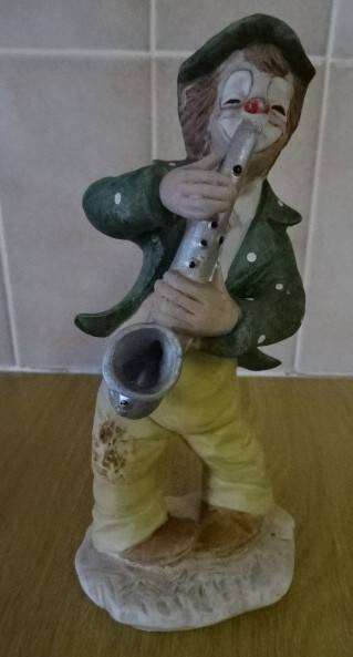 CERAMIC / PORCELAIN FIGURINE OF A HOBO CLOWN PLAYING SAXOPHONE  (+- 1984)