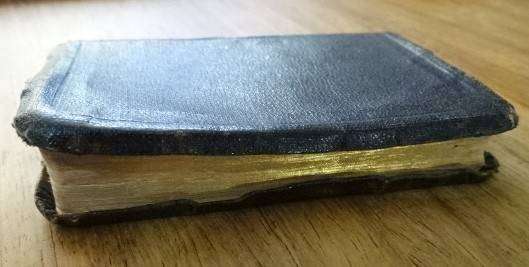 VINTAGE NEW TESTAMENT BIBLE (1935 - 7CM X 10 CM)