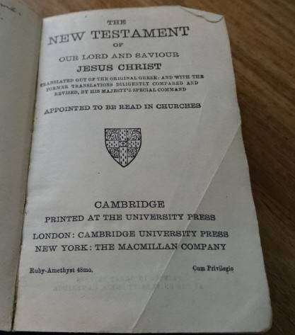 VINTAGE NEW TESTAMENT BIBLE (1935 - 7CM X 10 CM)