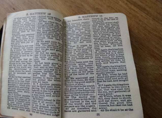 VINTAGE NEW TESTAMENT BIBLE (1935 - 7CM X 10 CM)