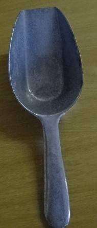A VINTAGE ALUMINIUM SCOOP/ SCUTTLE/ SHOVEL - MADE BY WAGNER WARE IN WESTERN GERMANY (250ML, MARKED)