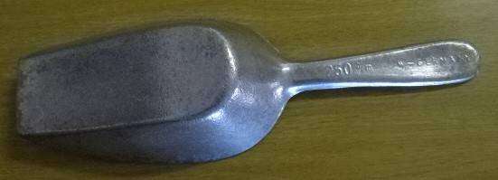 A VINTAGE ALUMINIUM SCOOP/ SCUTTLE/ SHOVEL - MADE BY WAGNER WARE IN WESTERN GERMANY (250ML, MARKED)