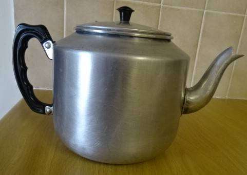 VINTAGE ALUMINIUM LARGE STOVE TOP KETTLE OR TEAPOT (1,5 LITRE)