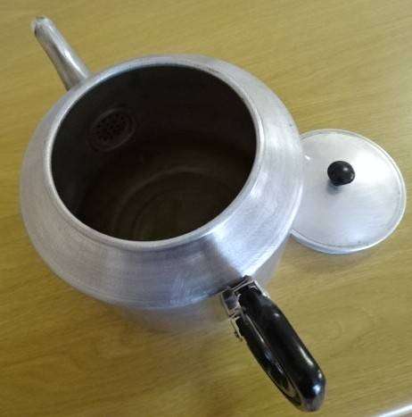 VINTAGE ALUMINIUM LARGE STOVE TOP KETTLE OR TEAPOT (1,5 LITRE)
