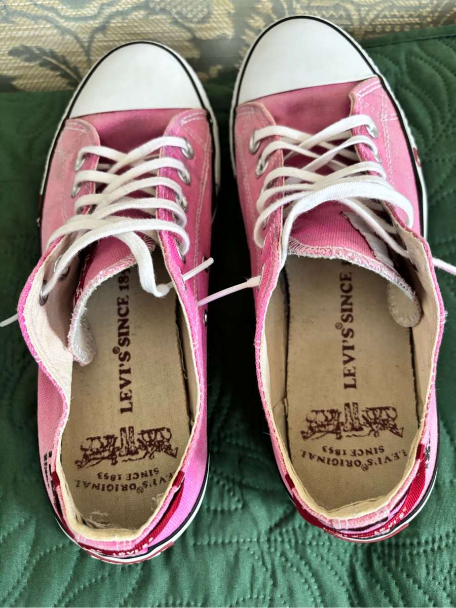 Levis Canvass Womens Size 7 Pink Shoes