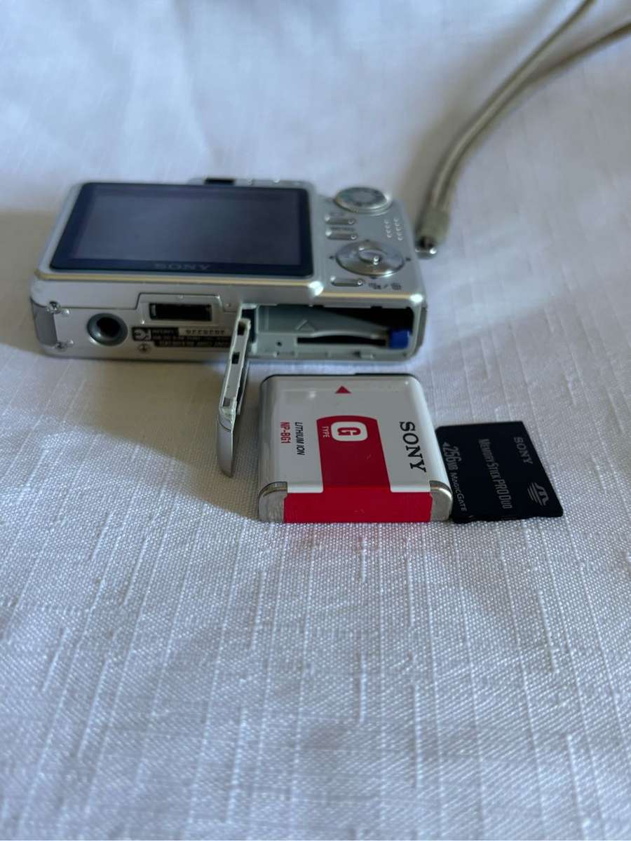 Sony Cybershot DSC-W50 Compact Digital Camera, Charger, Memory Card