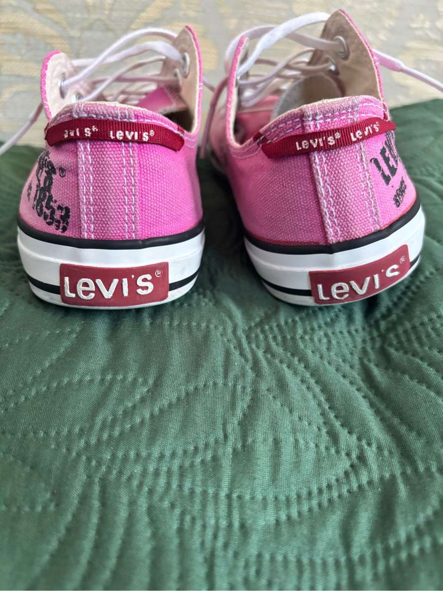 Levis Canvass Womens Size 7 Pink Shoes
