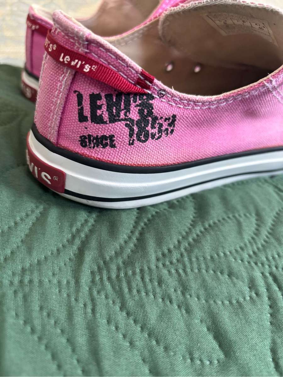 Levis Canvass Womens Size 7 Pink Shoes