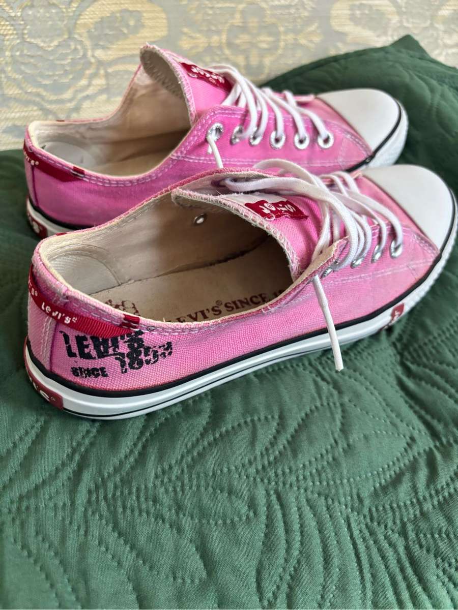 Levis Canvass Womens Size 7 Pink Shoes