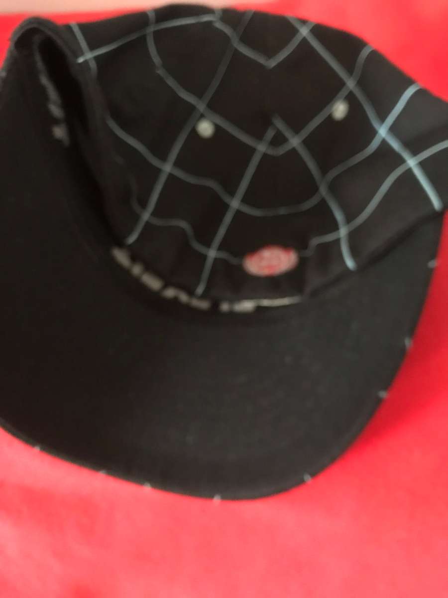 Billabong black and Ireland black cap Lot of 2