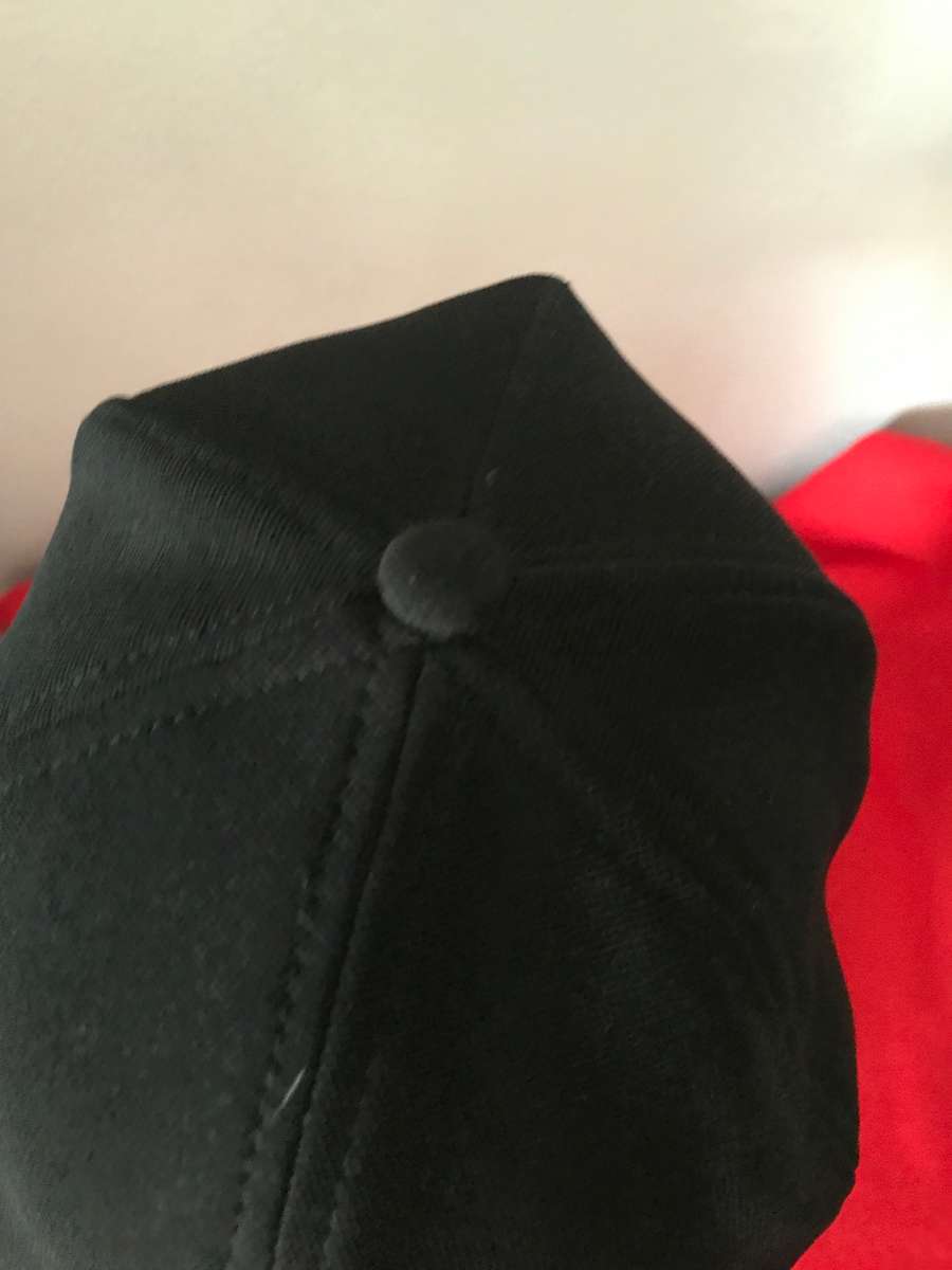 Billabong black and Ireland black cap Lot of 2