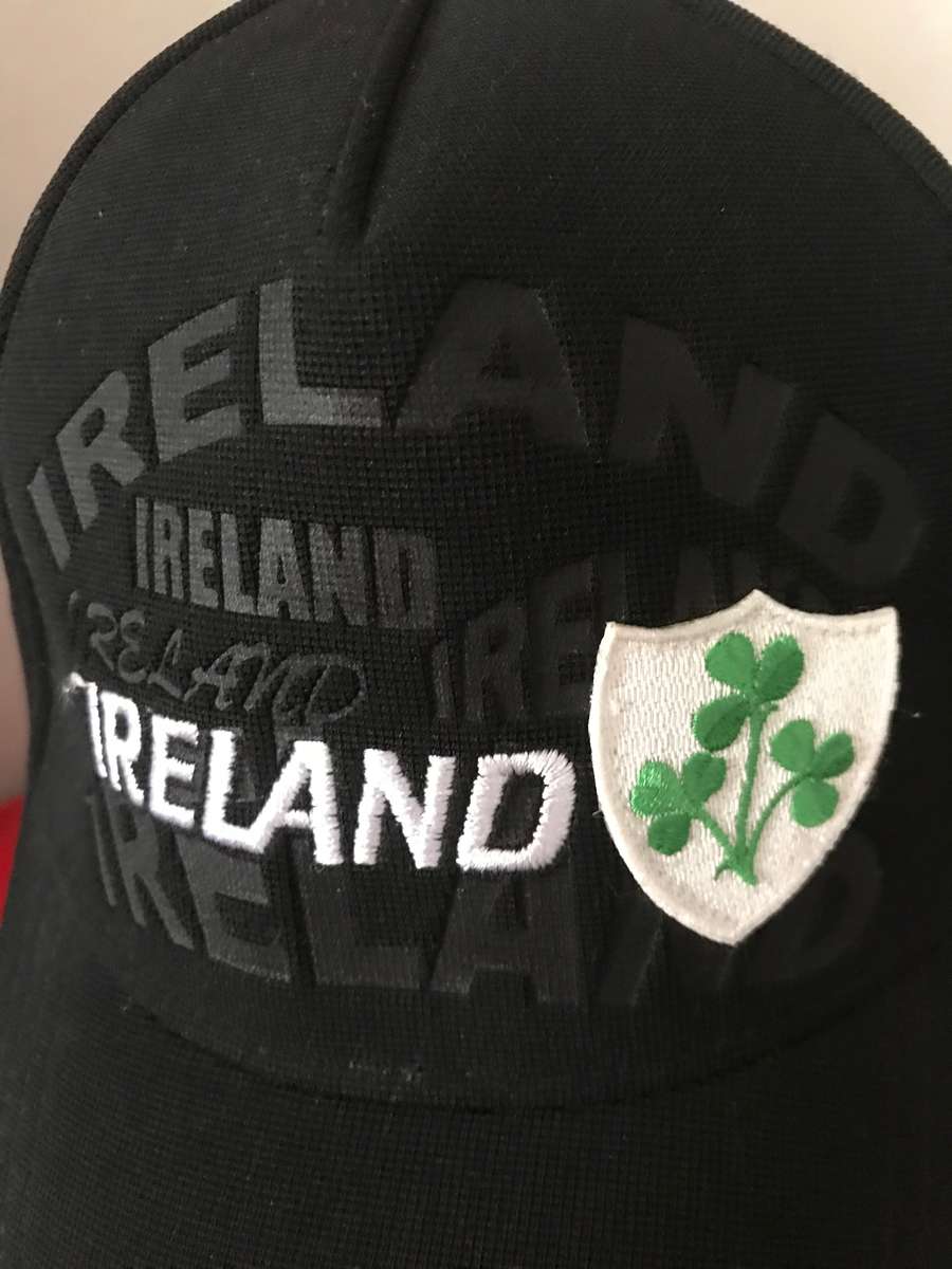 Billabong black and Ireland black cap Lot of 2