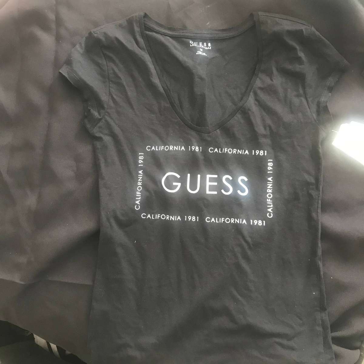 GUESS t-shirt size medium NEW