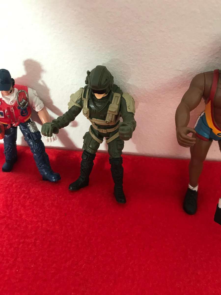 3 figurines movable legs and arms